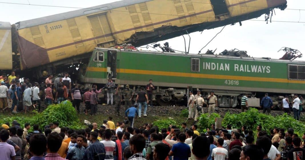 Tragedia Ferroviaria en India: Más de 15 Vidas Perdidas en Choque de Trenes