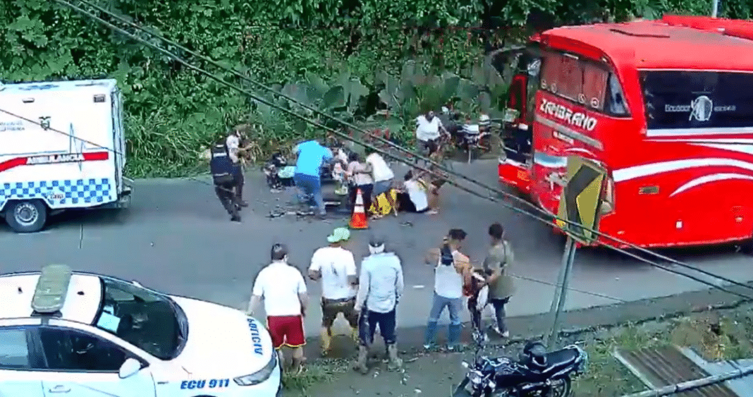 Tragedia en Ecuador: Autobús arrolla a paramédicos y deja dos muertos en accidente