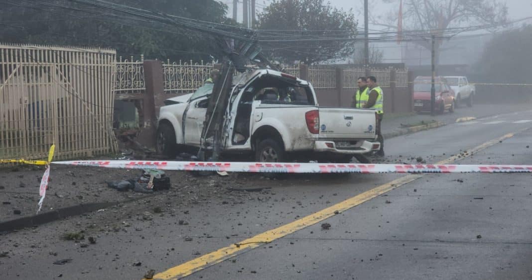 Trágico Accidente en Valdivia: Conductor Pierde la Vida al Chocar Contra Poste y Pandereta