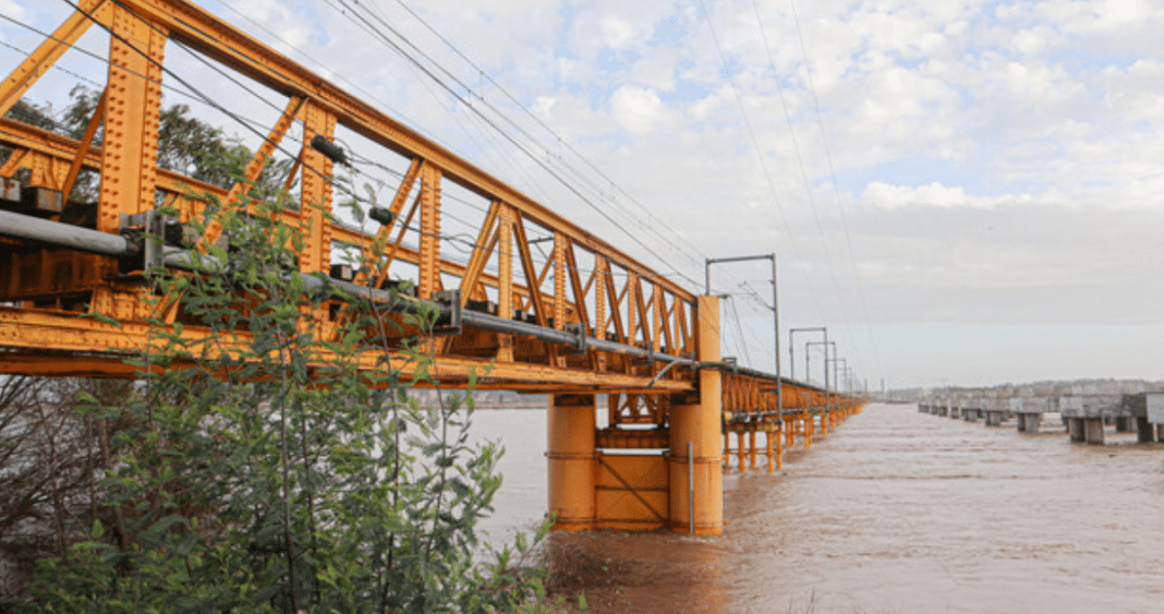 ¡Alerta Máxima! Cierre Preventivo del Puente Ferroviario por Crecida del Río Bío Bío