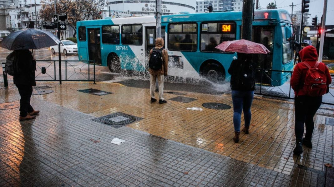¡Alerta Meteorológica en la Región Metropolitana! Municipios Toman Medidas Preventivas para Proteger a Estudiantes