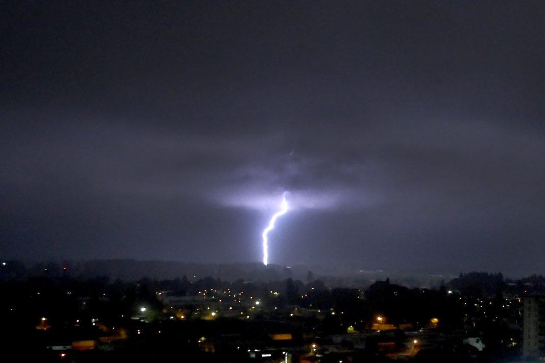 ¡Alerta de Tormenta Eléctrica en Cinco Regiones! Prepárate para el Fenómeno Meteorológico Más Impactante del Año