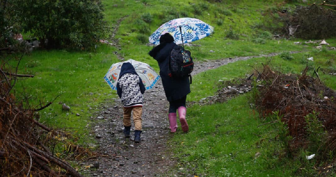 ¡Alerta en Chiloé: Lluvias Torrenciales Causan Estragos y Peligro de Tormentas Eléctricas!