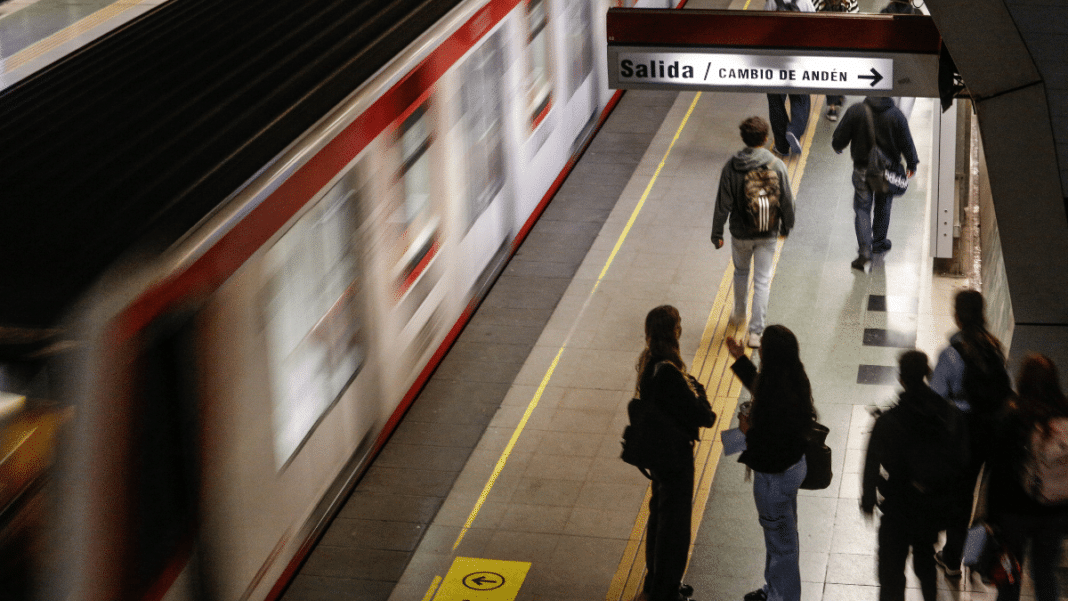 ¡Atención Pasajeros! Metro de Santiago Anuncia Retraso en Línea 1 por Reducción de Velocidad