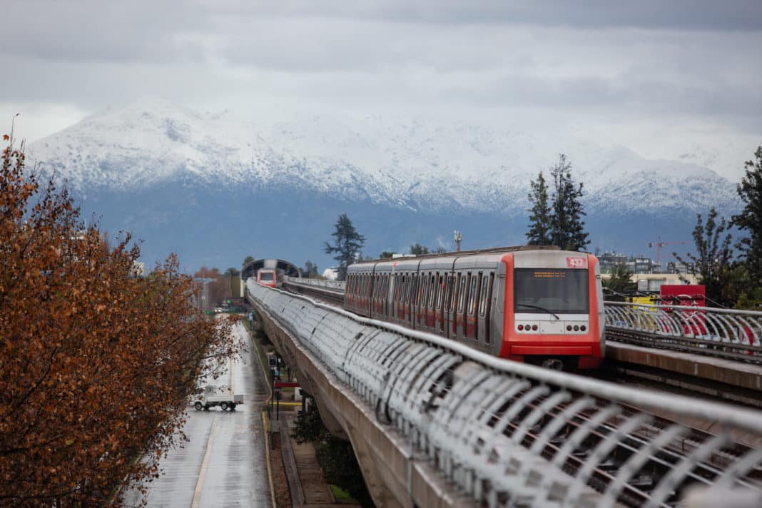 ¡Caos en el Metro de Santiago! Servicio Suspendido en Línea 4 por Persona en la Vía