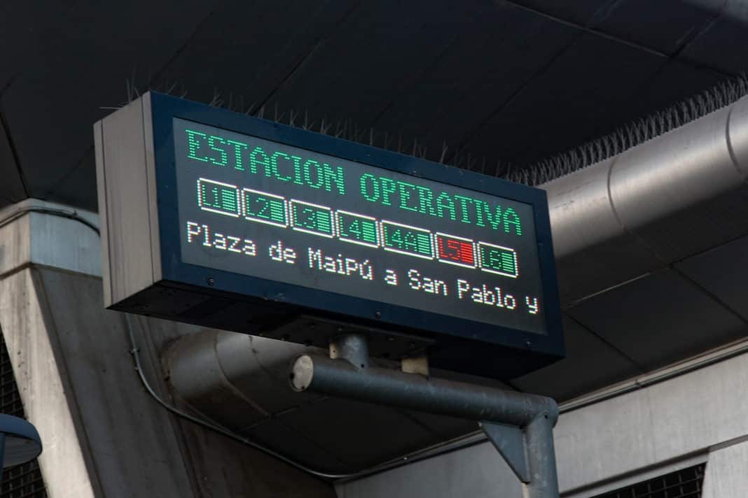 ¡Caos en el Metro de Santiago! Suspensión de servicio en la Línea 5 por persona en la vía