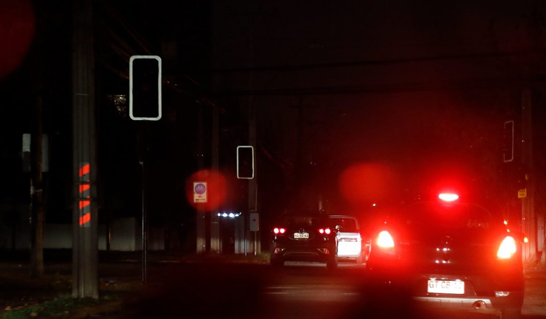 ¡Cuidado con los Semáforos Apagados en Santiago por la Lluvia! Conoce los Puntos Clave