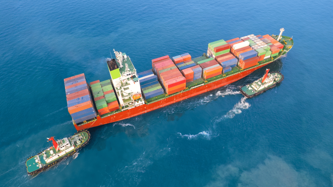 ¡Descubre cómo el aumento de tarifas navieras está impactando el transporte internacional de carga!