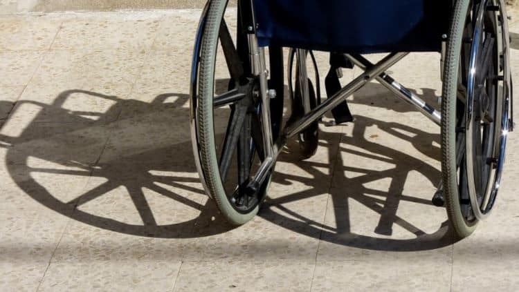 ¡Descubre cómo la Comisión de Discapacidad exige respuestas de la DGAC tras incidente con pasajera en silla de ruedas!