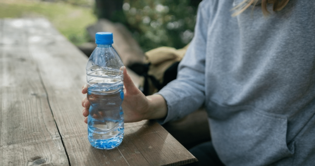 ¡Descubre los Peligros Ocultos de Beber Agua de Botellas de Plástico Expuestas al Sol!