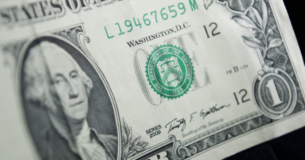 ¡El Dólar en Constante Movimiento: Sube, Baja y Vuelve a Subir Sobre los $900!
