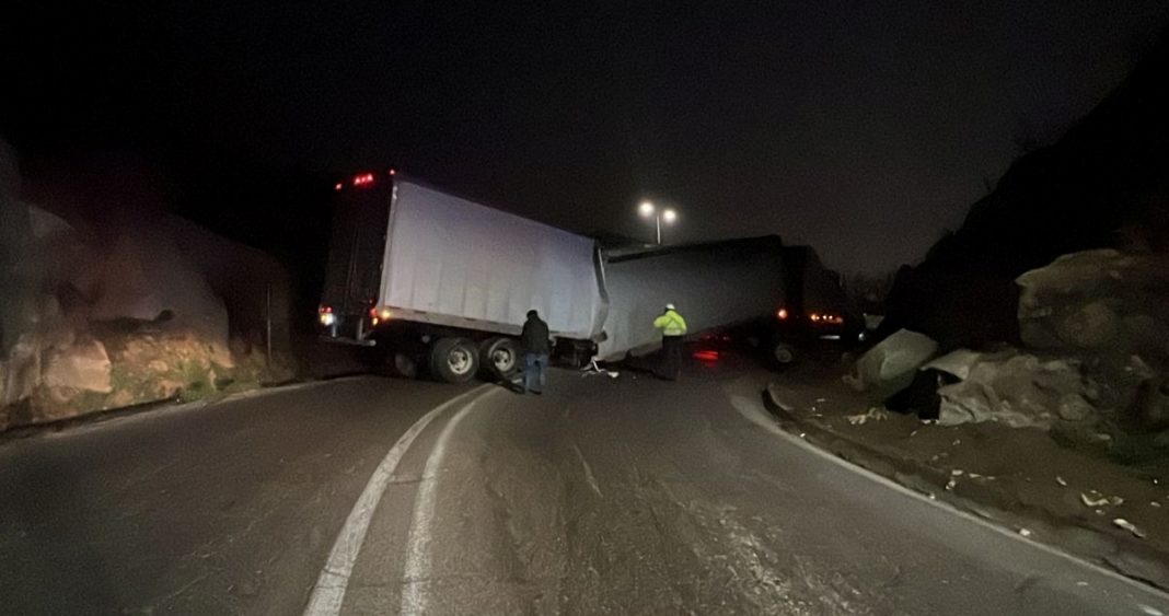 ¡Impactante accidente en la Ruta Las Palmas: Camión se parte y bloquea la vía!