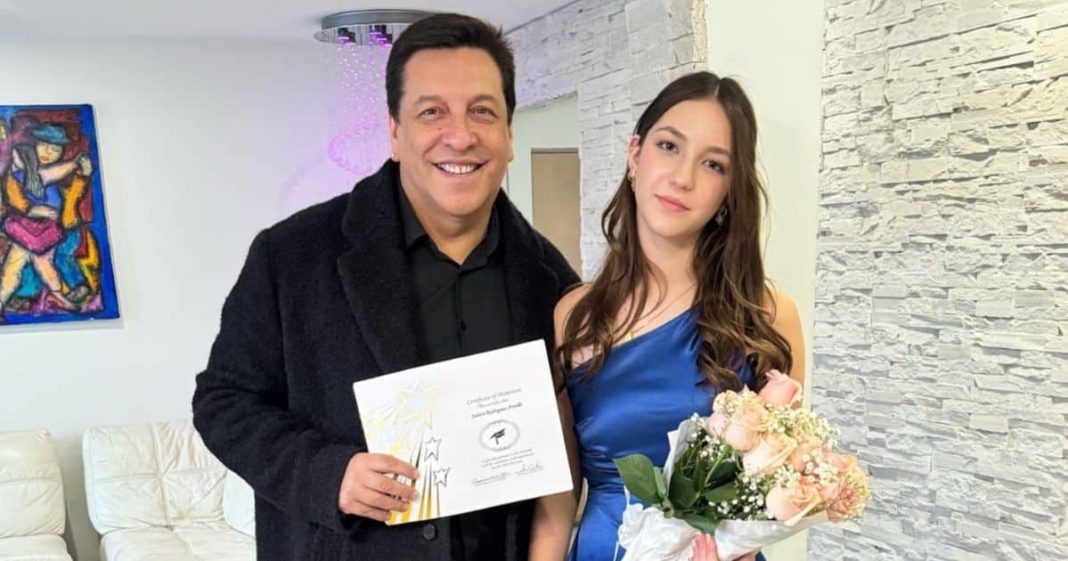 ¡Julio César Rodríguez Celebra con Orgullo el Logro de su Hija Julieta: Una Graduación Destacada!