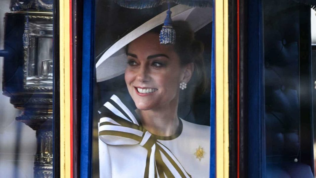 ¡Kate Middleton Vuelve a Brillar! La Duquesa de Cambridge Reaparece en Público Tras Superar el Cáncer
