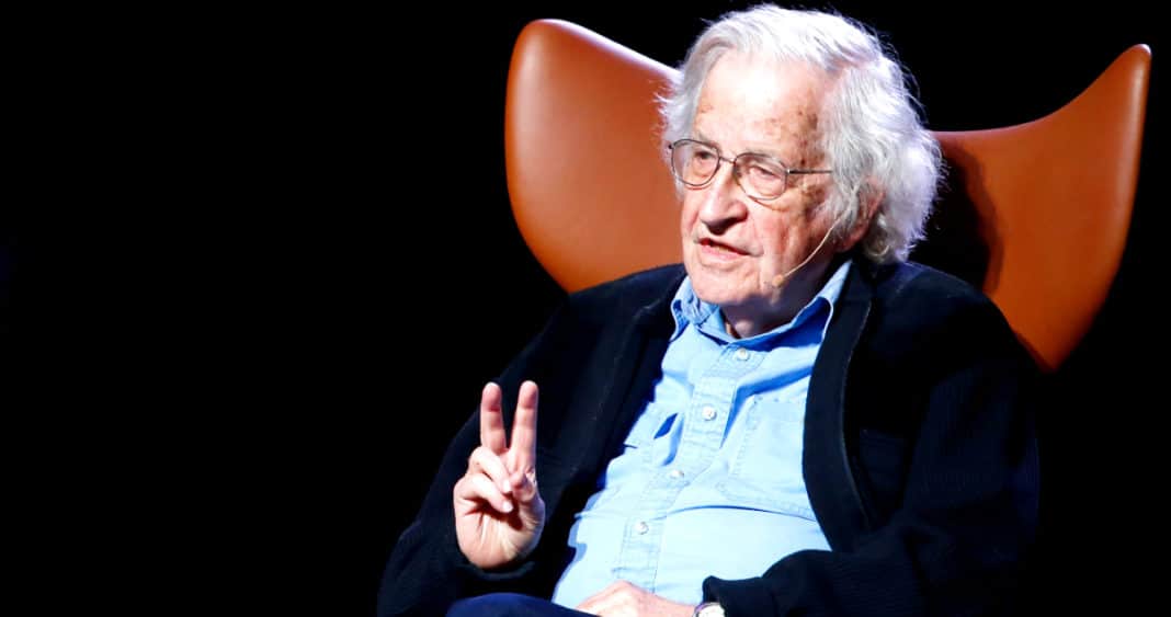 ¡Noam Chomsky, el Legendario Intelectual, Sobrevive a Grave Accidente Cerebrovascular!
