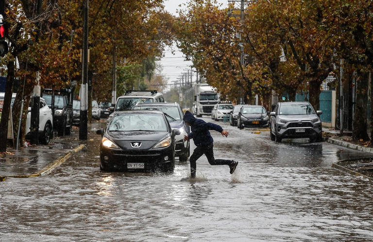 ¡Prepárate para un fin de semana lluvioso en Santiago! Descubre los detalles del pronóstico meteorológico