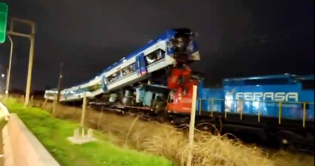 ¡Tragedia Ferroviaria en San Bernardo: Tren de Pasajeros Impacta Violentamente con Tren de Carga!