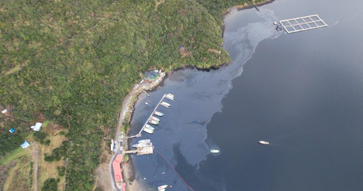 ¡Alerta Ambiental en Puerto Chacabuco! Investigación Policial Revela Derrame de Combustible