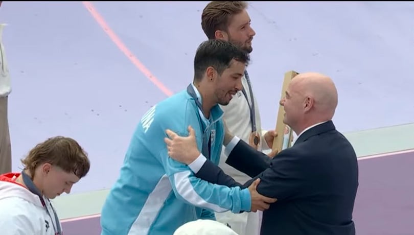 ¡El Presidente de la FIFA Entrega la Primera Medalla de Oro a Argentina en los Juegos Olímpicos de París 2024!