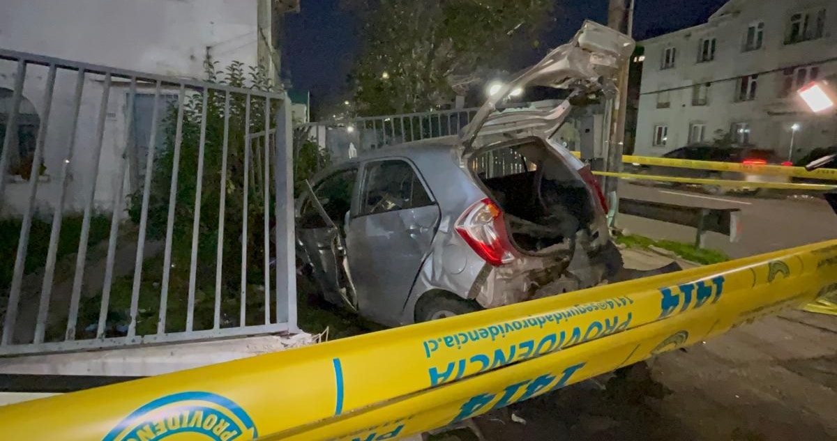 ¡Impactante accidente en Providencia: Vehículo se estrella dentro de un laboratorio clínico!