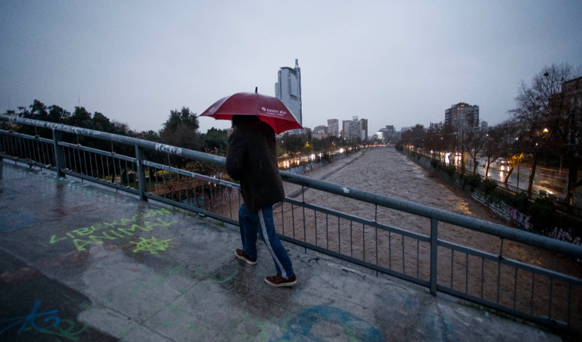 ¡Prepárate para la Tormenta! Meteorólogo Advierte Lluvias Intensas y Vientos Fuertes en la Zona Central de Chile