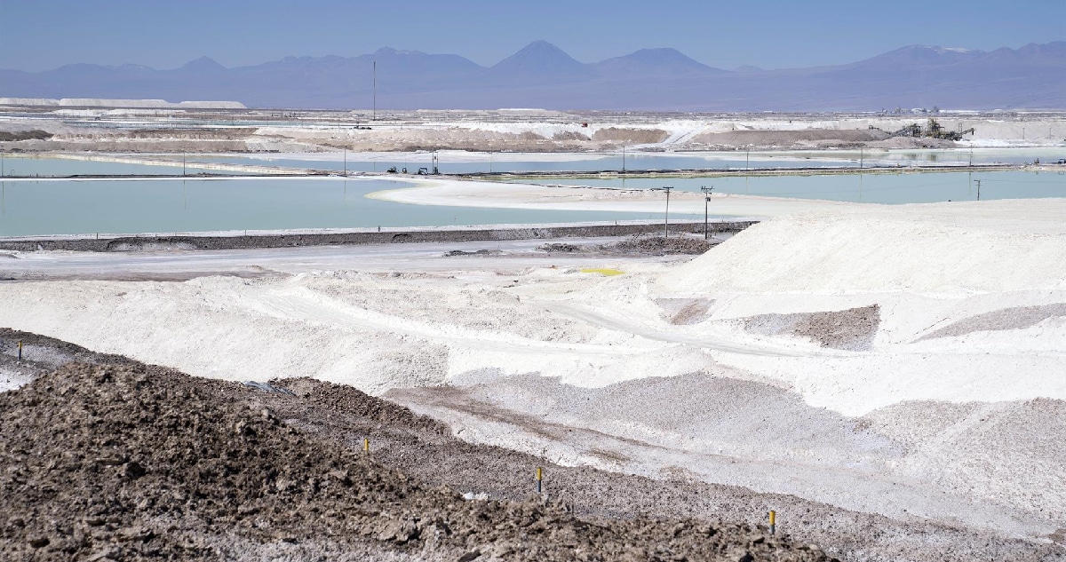 ¡Sorprendente giro! Gigante químico alemán se retira de planes de inversión en litio chileno