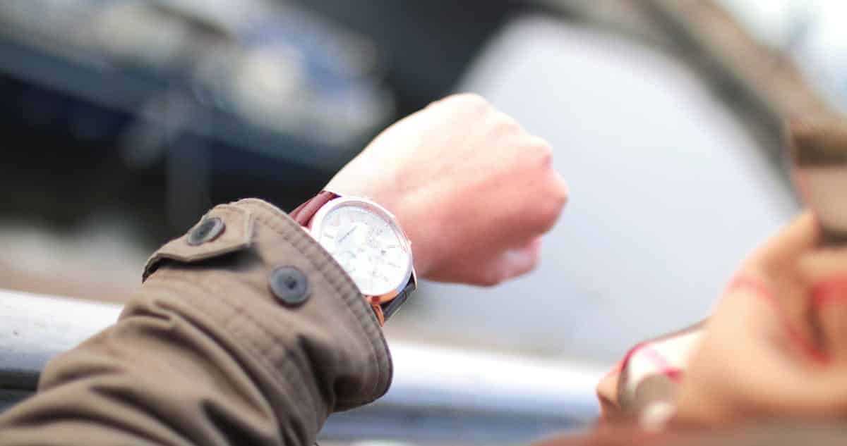 ¿Por qué llegar 8 minutos tarde puede ser mejor que la puntualidad? La psicología detrás de la impuntualidad