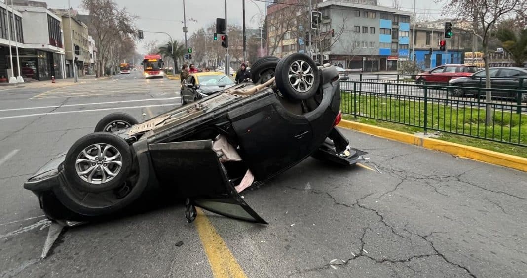 Accidente Mortal en Santiago: Conductor Ebrio Vuelca Vehículo en Intersección