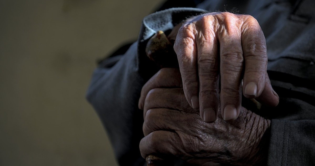 Brutal Ataque a Anciano de 93 Años: Sujeto Irrumpe en su Hogar, lo Golpea y Estrangula