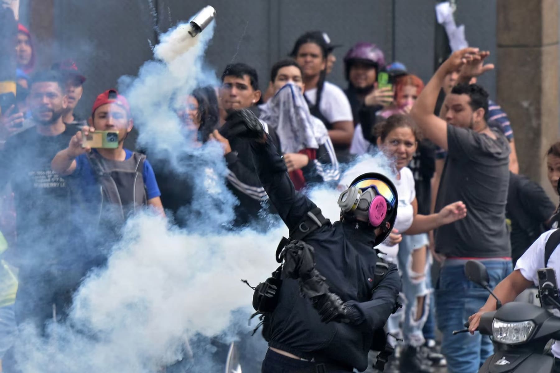 Caos en las Calles de Venezuela: Protestas Violentas Dejan 11 Muertos, Incluyendo Menores de Edad