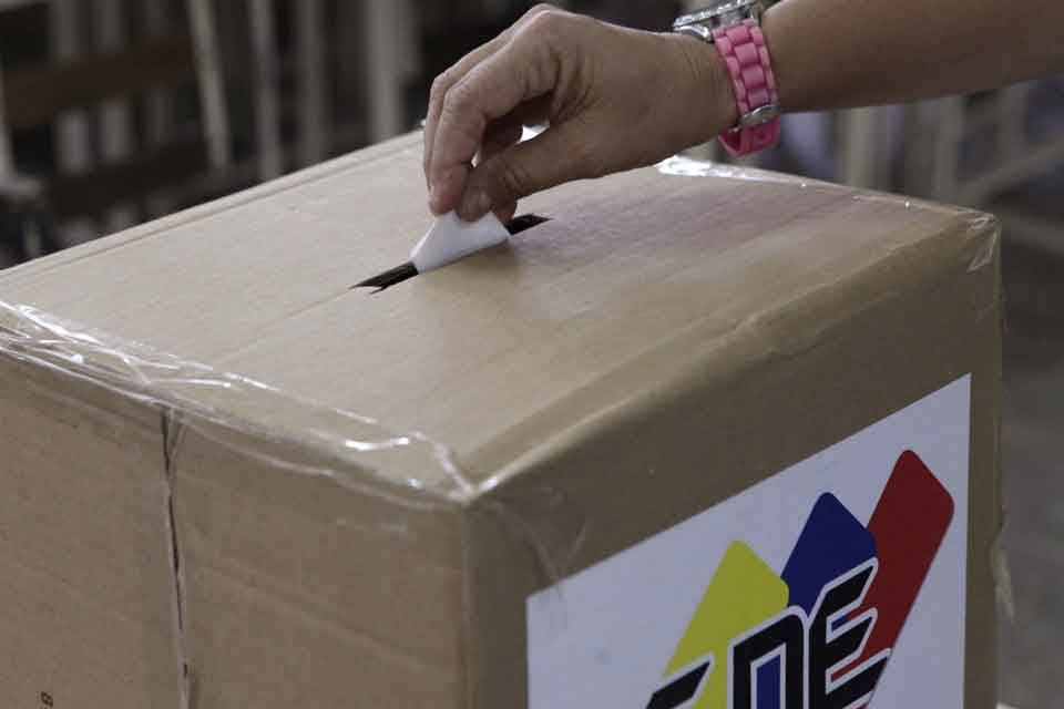 Caos en las elecciones de Venezuela: Denuncias de retrasos y tensión en los colegios electorales