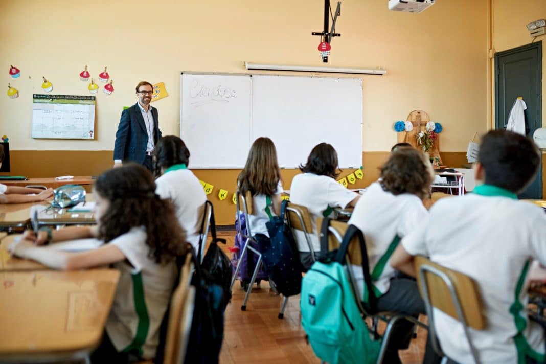 Prepara a tus Hijos para el Futuro: Descubre cómo la Actualización Curricular Transforma la Educación