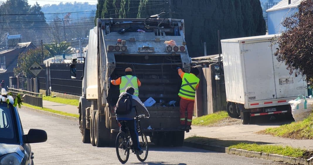 Trabajador Valdivia: Fracturas y Miedo al Despido Tras Caída de Camión Recolector