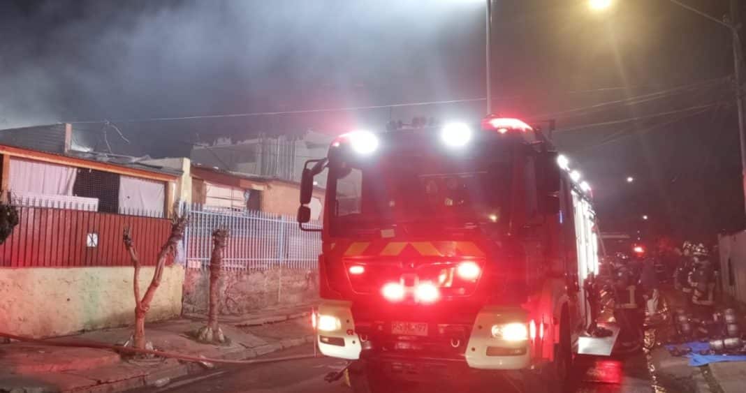 Tragedia en Peñalolén: Hombre y dos perros mueren en incendio que también destruyó casas en la zona sur de Santiago