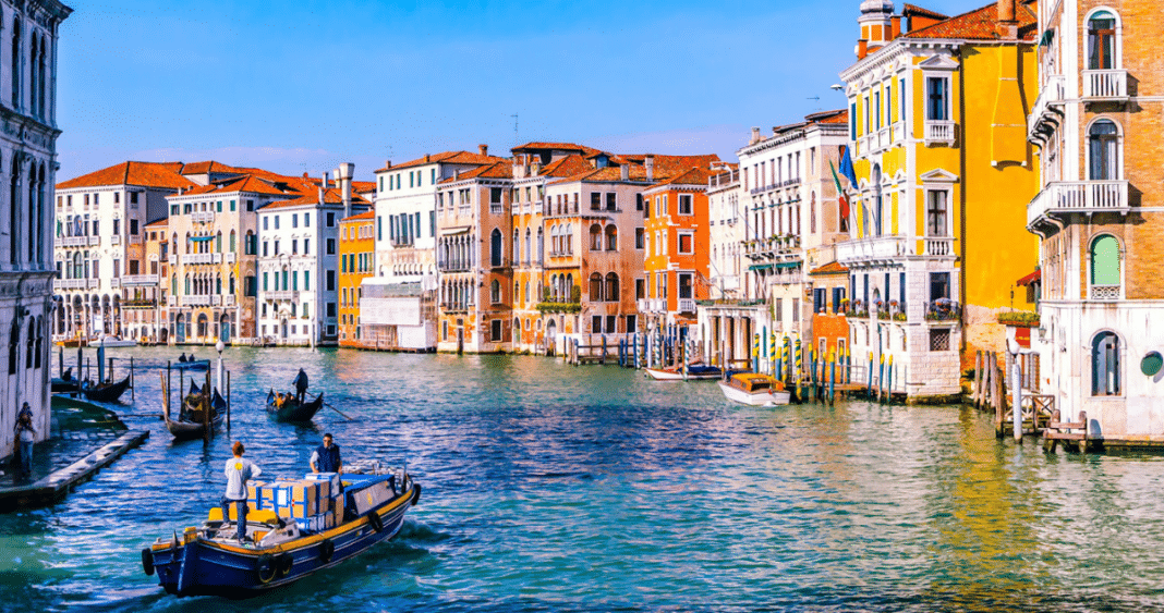 Venecia Cobra a los Turistas: Una Medida Necesaria para Preservar la Ciudad de los Canales