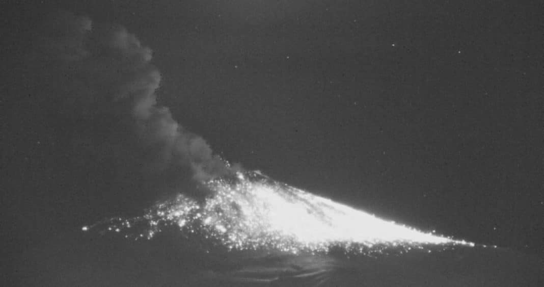 ¡Alerta en el Volcán Villarrica! Explosión Genera Columna de Cenizas de Más de 600 Metros