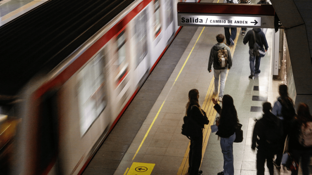 ¡Caos en el Metro de Santiago! Corte de Energía Paraliza la Línea 1