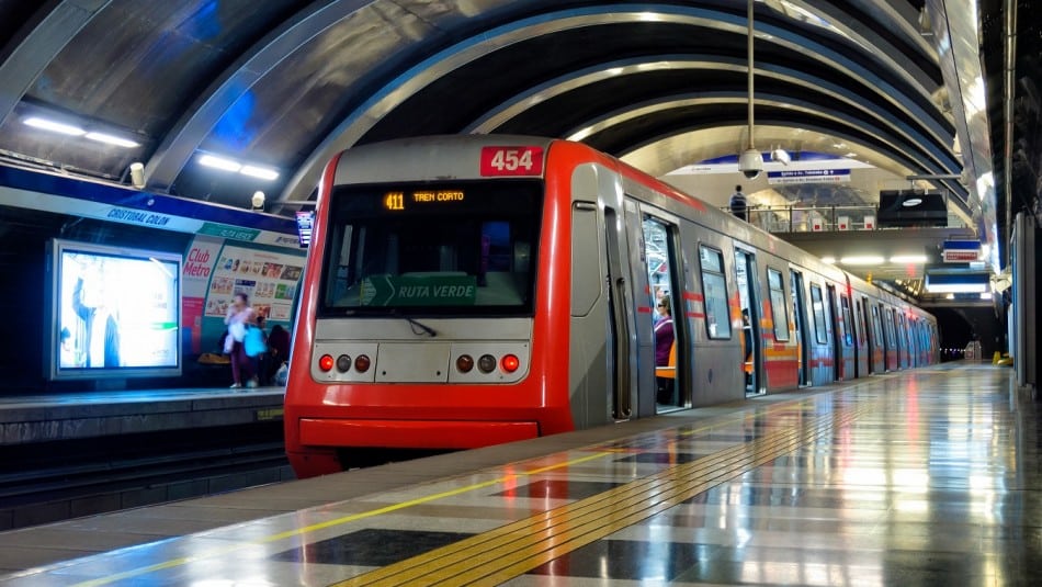 ¡Caos en el Metro de Santiago! Estación Santa Isabel Cerrada por Manifestaciones Estudiantiles