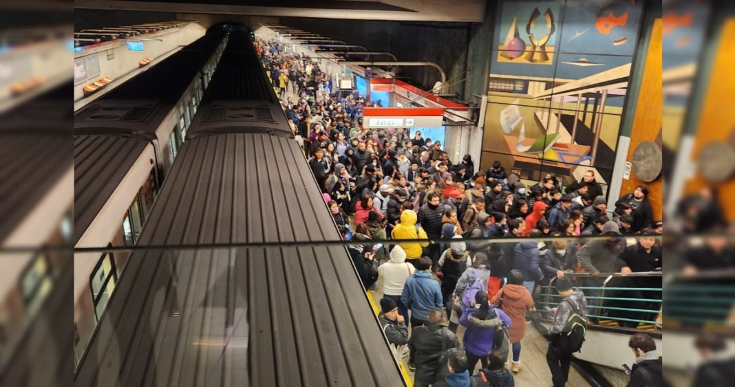 ¡Caos en el Metro de Santiago! Siete Estaciones Cerradas por Persona en la Vía