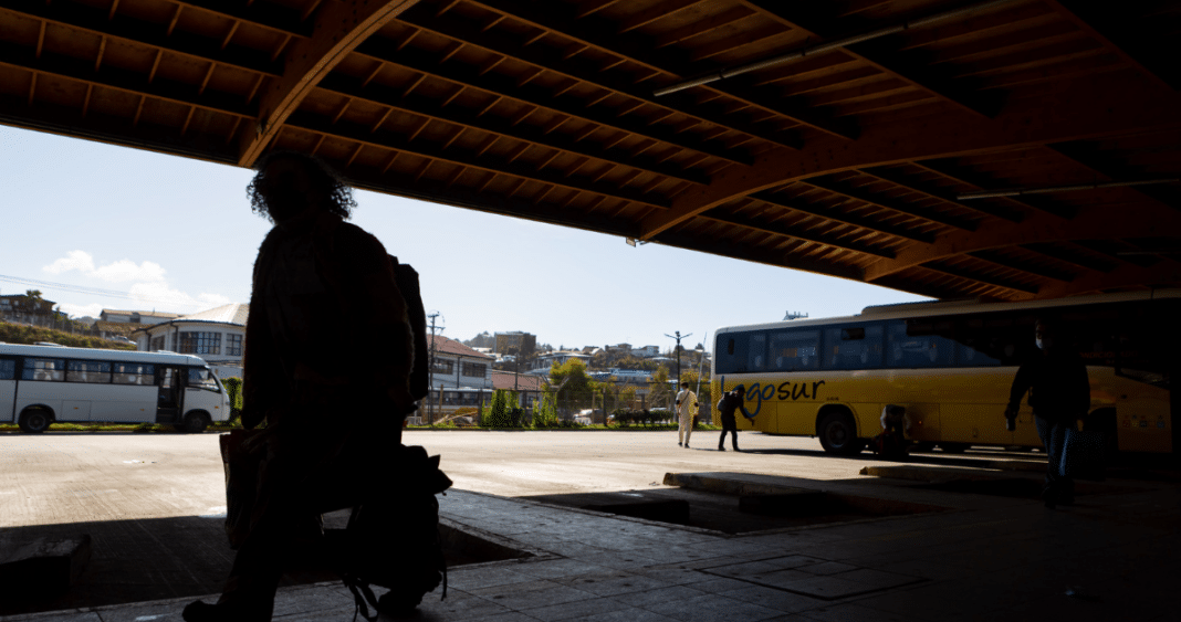 ¡Caos en el Terminal de Buses de Puerto Montt! Usuarios denuncian hacinamiento y falta de fiscalización