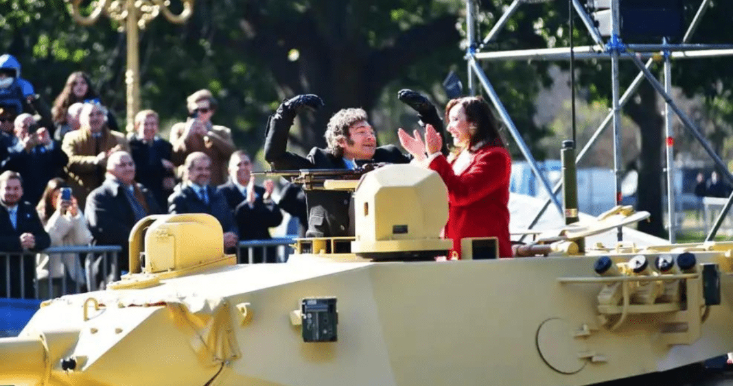 ¡Milei Rompe el Protocolo y Sube a un Tanque de Guerra en el Desfile de la Independencia Argentina!