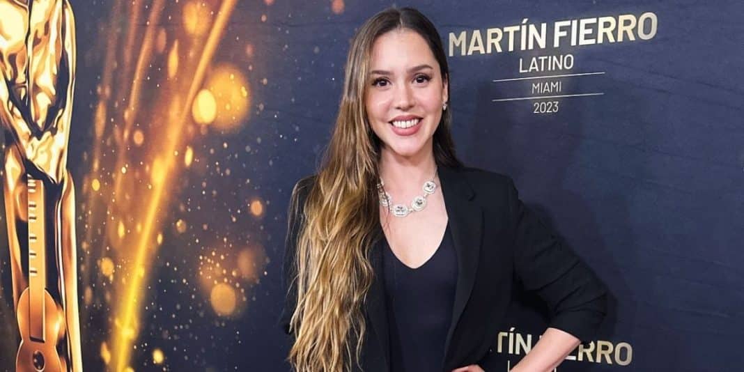 ¡Sorprendente Transformación de Carolina Mestrovic: De Castaña a Rubia Platinada!