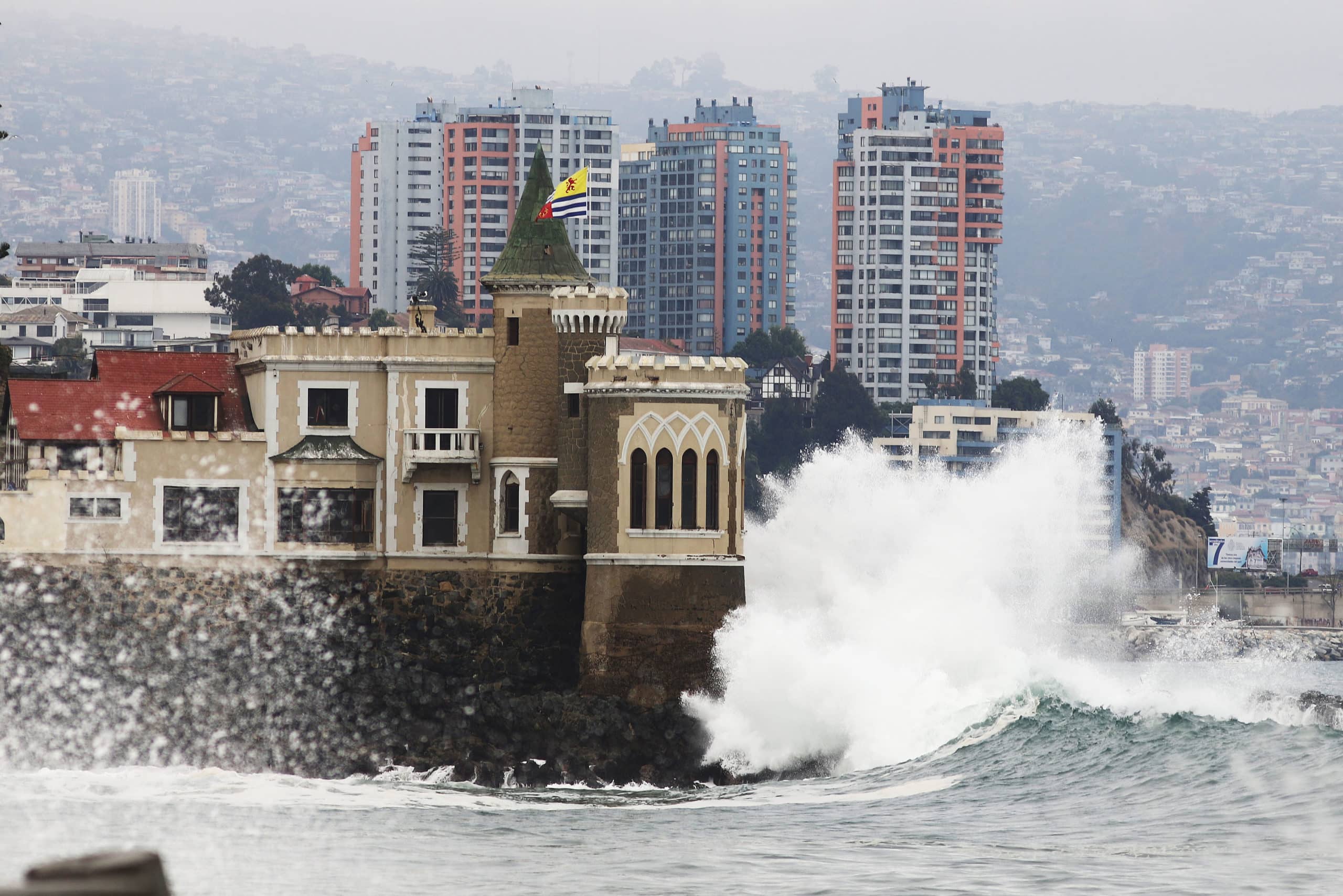 ¡Alerta máxima en la costa de Valparaíso! Marejadas gigantes y vientos huracanados azotarán la región