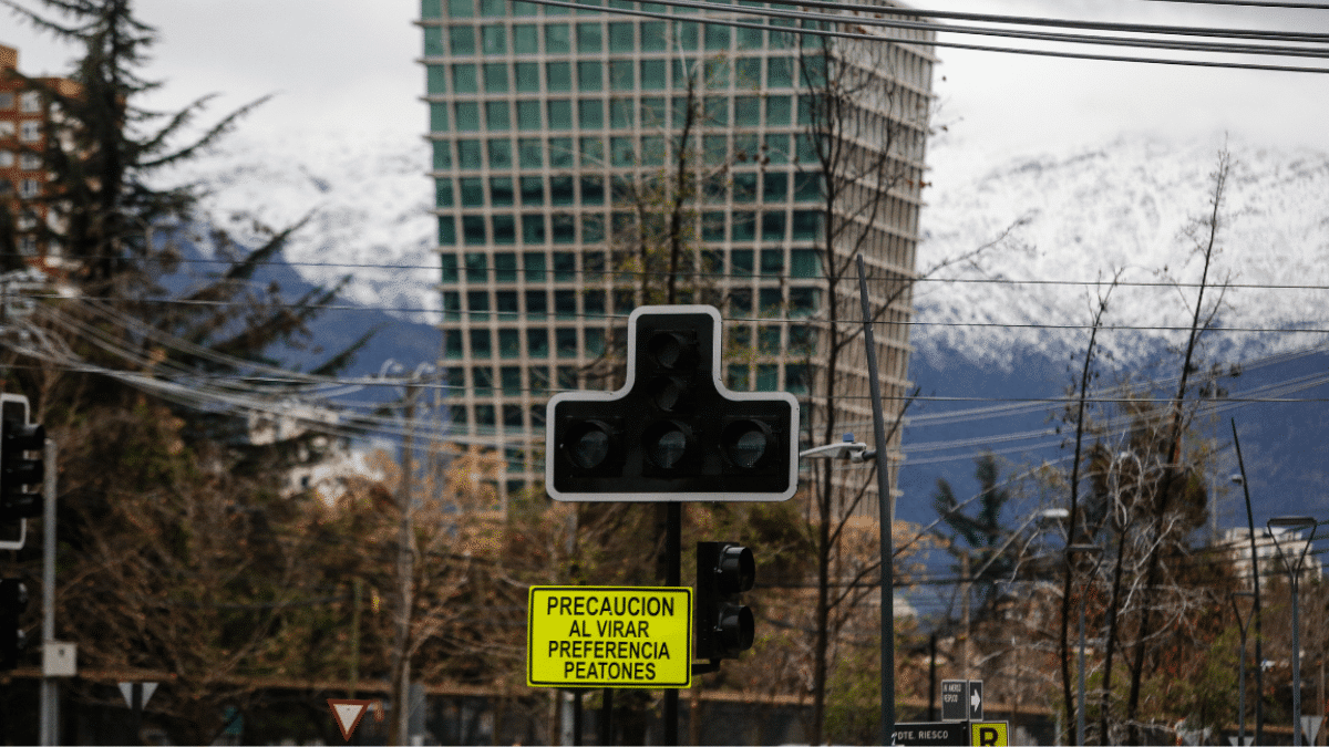¡Caos en las calles de Santiago! Semáforos apagados ponen en riesgo a conductores y peatones