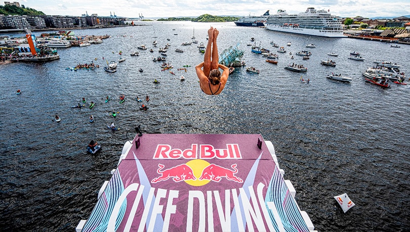 ¡Clavadista estadounidense domina en Red Bull Cliff Diving Oslo y lidera la clasificación general!