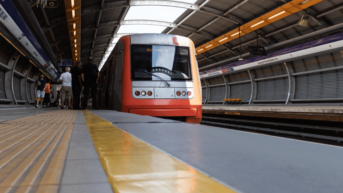 ¡Descubre cómo el Metro de Santiago se Recupera Rápidamente de los Daños Causados por los Fuertes Vientos y Lluvias!
