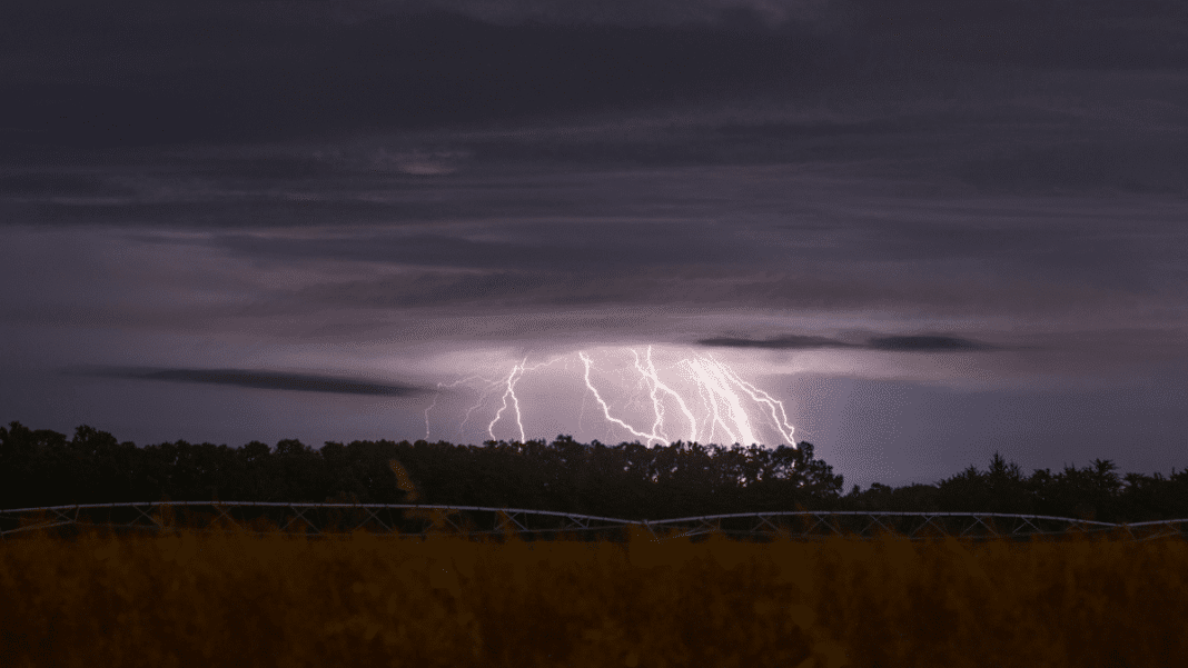 Alerta Roja en Biobío: Senapred advierte sobre tormentas eléctricas y marejadas peligrosas