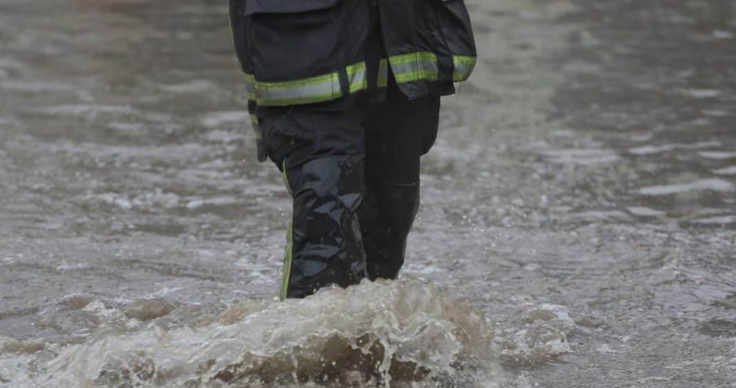 Caos en el Maule: Bomberos atropellados, un desaparecido y anegamientos tras sistema frontal