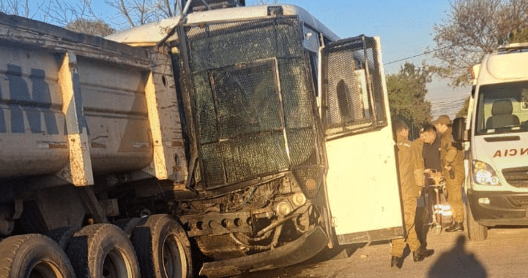 Caos en las calles: Choque entre bus de Carabineros y camión deja a 18 funcionarios heridos en Lo Espejo