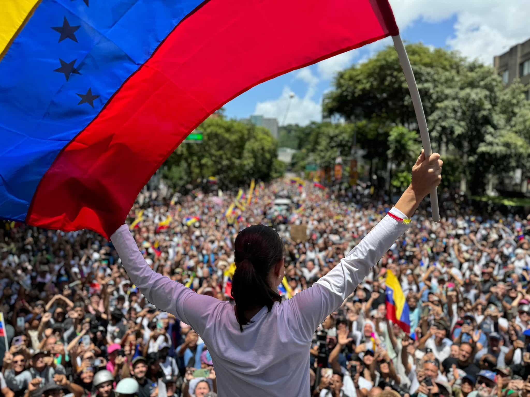 Caracas en Llamas: María Corina Machado Lidera Masiva Protesta Contra el Régimen de Maduro